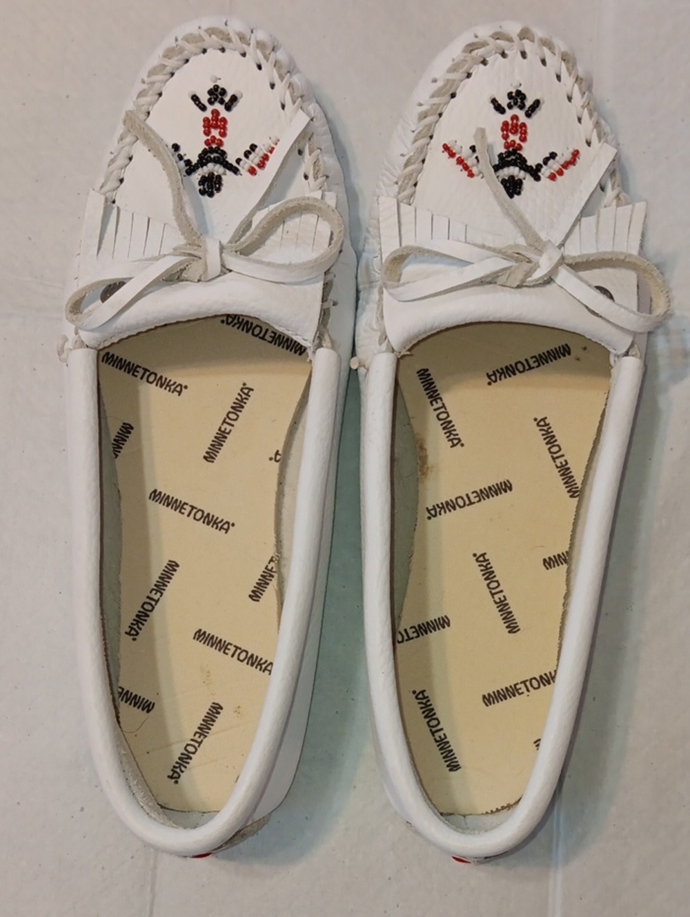 Minnetonka White Animikii Beaded Thunderbird Moccasins Soft Sole 10